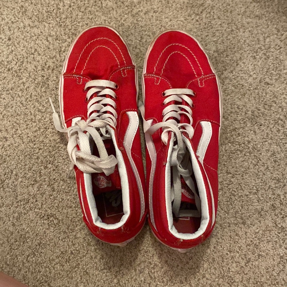 Red vans og high tops. Clean and comfortable